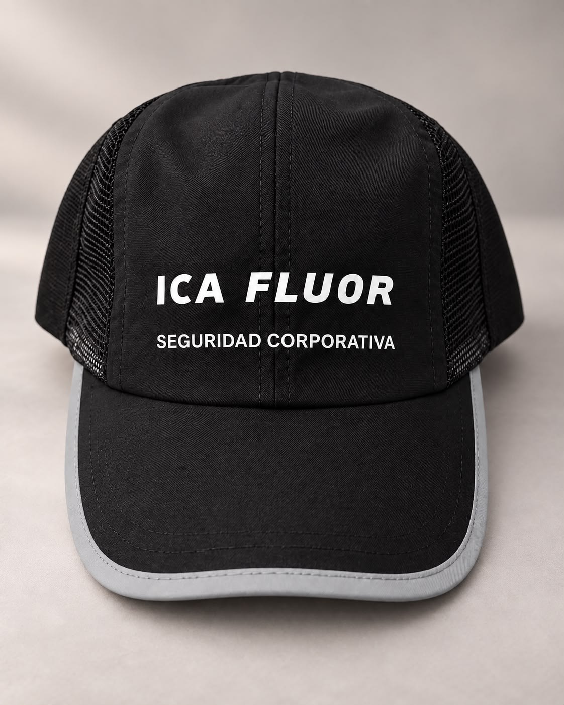 Gorra negra tipo trucker para clientes y colaboradores